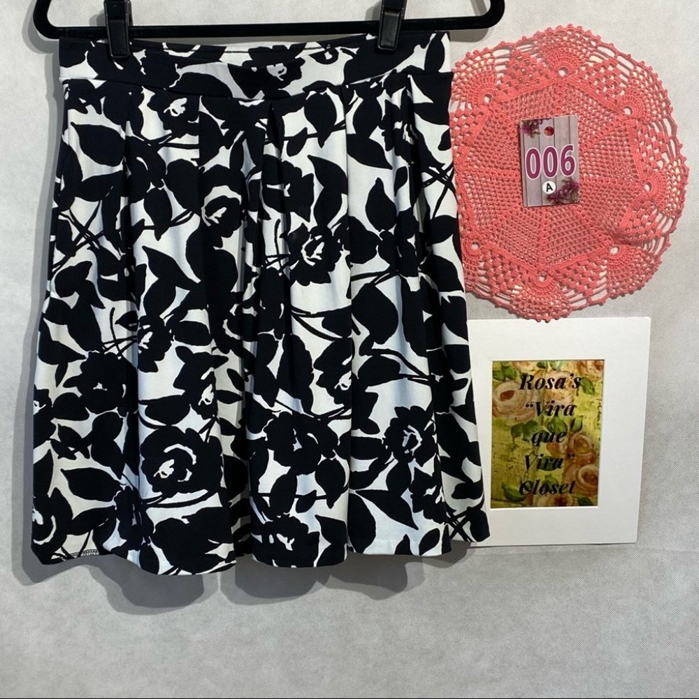 Adrienne Vittadini  Floral A-Line Skirt w/Pockets - Picture 2 of 7